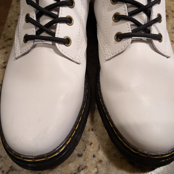 Dr Martens White Lace-Up  Boots with Black Trim Women 10 Men's 9 Air Wair - Picture 3 of 7
